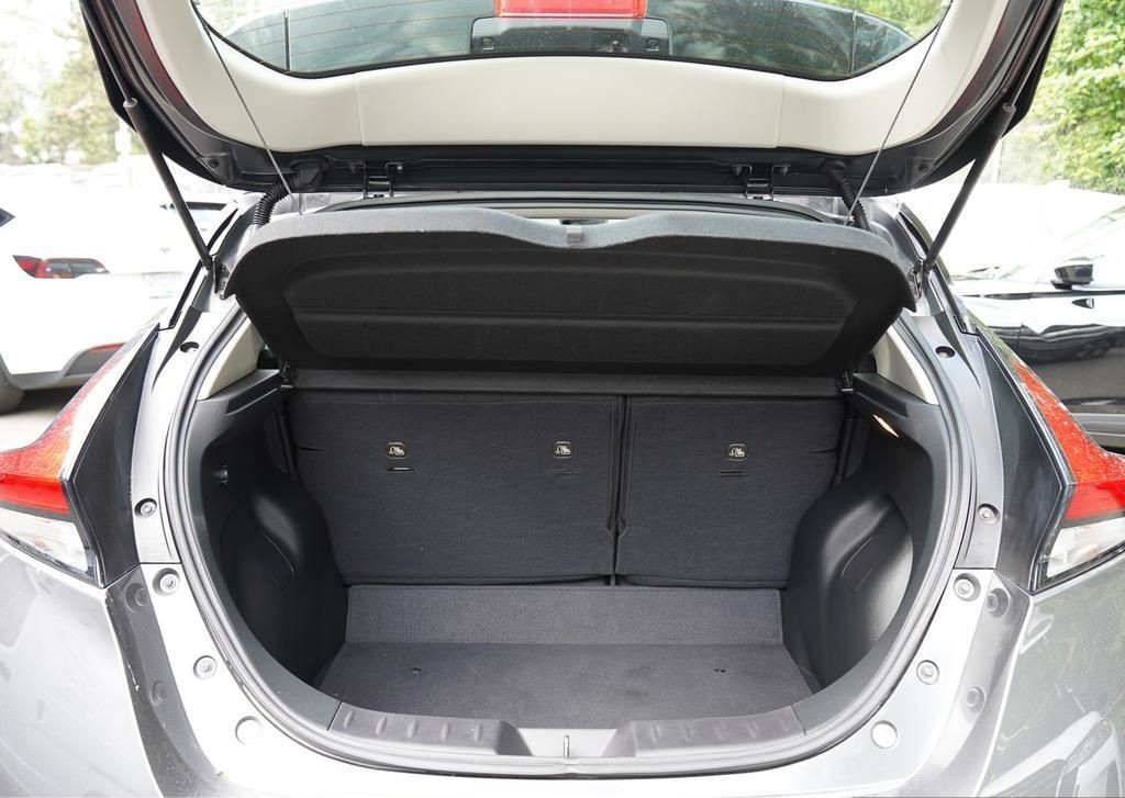 2022 Nissan LEAF 5