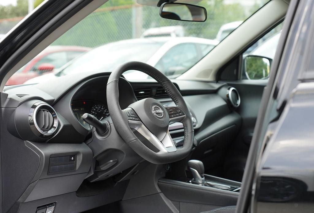 2025 Nissan Kicks Play 13
